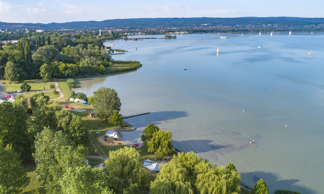 Itt a keszthelyi 400 forintos wc-d&iacute;j &aacute;ra - Sokan a Balatonba v&eacute;gezt&eacute;k a dolgukat, &iacute;gy le kellett z&aacute;rni a strandot