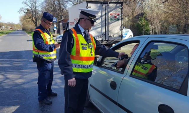 Kimaxolta a pap&iacute;r n&eacute;lk&uuml;li vezet&eacute;st Balatonszemesen egy duna&uacute;jv&aacute;rosi sofőr