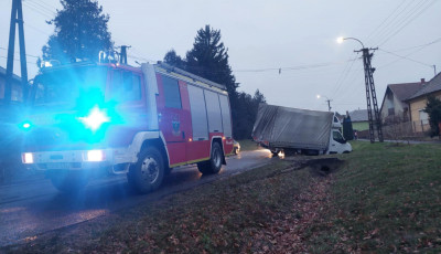 &Aacute;rokba hajtott egy b&uacute;torokat sz&aacute;ll&iacute;t&oacute; kisteheraut&oacute; a reggeli &oacute;r&aacute;kban B&ouml;h&ouml;ny&eacute;n