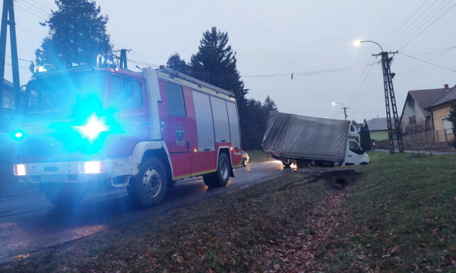 &Aacute;rokba hajtott egy b&uacute;torokat sz&aacute;ll&iacute;t&oacute; kisteheraut&oacute; a reggeli &oacute;r&aacute;kban B&ouml;h&ouml;ny&eacute;n