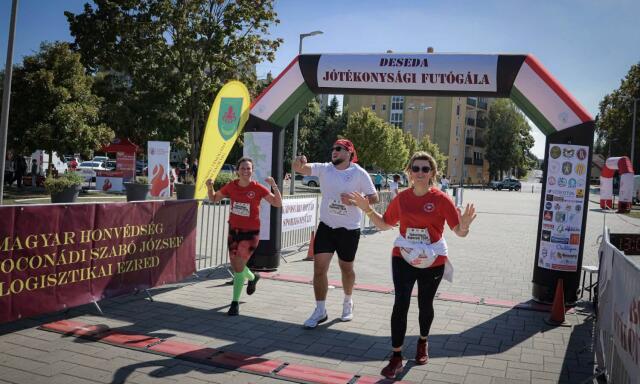 Nemes c&eacute;l&eacute;rt futottak katon&aacute;k &eacute;s civilek