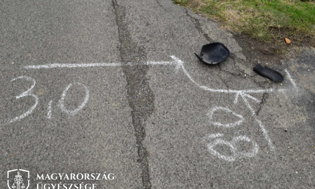 Nekiment a teheraut&oacute; t&uuml;kr&eacute;vel a ker&eacute;kp&aacute;rosnak, majd elhajtott