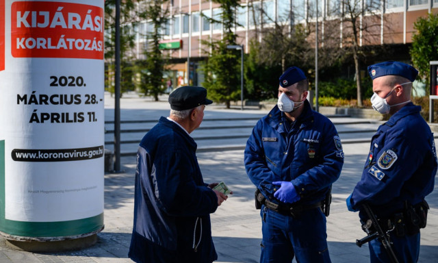 T&ouml;bb mint k&eacute;tsz&aacute;z esetben int&eacute;zkedtek Somogyban a kij&aacute;r&aacute;si korl&aacute;toz&aacute;st megszegők ellen a rendőr&ouml;k