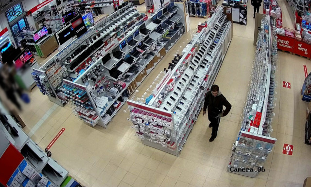 Ezt a f&eacute;rfit keresik a kaposv&aacute;ri rendőr&ouml;k - Ellopott egy telefont a Media Marktb&oacute;l