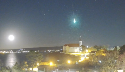 Z&ouml;lden izz&oacute; tűzg&ouml;mb szelte &aacute;t az &eacute;jszakai &eacute;gboltot - VIDE&Oacute;