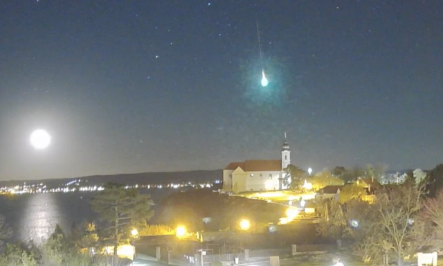 Z&ouml;lden izz&oacute; tűzg&ouml;mb szelte &aacute;t az &eacute;jszakai &eacute;gboltot - VIDE&Oacute;