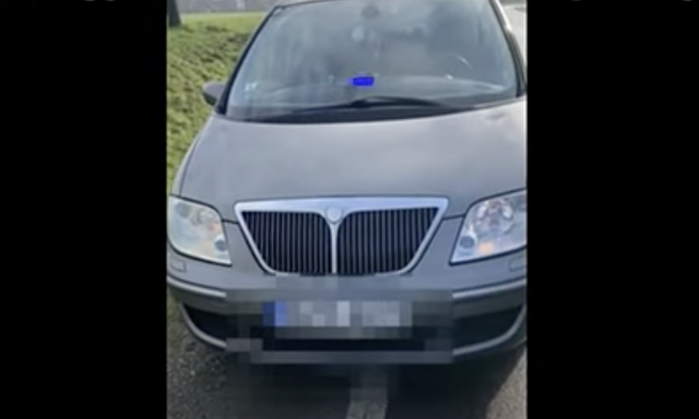Zsarunak hitte mag&aacute;t, rendőrs&eacute;gi villog&oacute;val j&aacute;rta a k&ouml;rny&eacute;ket egy aut&oacute;s - VIDE&Oacute;