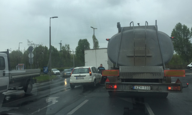 Baleset a Corso-n&aacute;l! - Egy s&aacute;von halad a forgalom