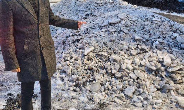 J&eacute;gp&aacute;nc&eacute;ll&aacute; fagyott h&oacute; a Kaposv&aacute;ri Ar&eacute;na parkol&oacute;j&aacute;ban: csak most l&aacute;ttak neki az eltakar&iacute;t&aacute;snak?