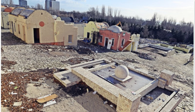 Elkezdődött a bontás - Tavaszra végleg eltűnik a füredi görög falu