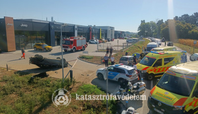 Hatalmas karambol volt Kaposv&aacute;ron, egy aut&oacute; a tetej&eacute;n landolt