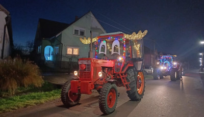 F&eacute;nypomp&aacute;s traktorokkal tartottak mikul&aacute;sj&aacute;r&aacute;st G&ouml;ll&eacute;n - GAL&Eacute;RIA