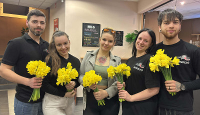 N&aacute;rcisszal k&ouml;sz&ouml;nt&ouml;tt&eacute;k a h&ouml;lgyeket a kaposv&aacute;ri K-K&ouml;zpontban nőnap alkalm&aacute;b&oacute;l