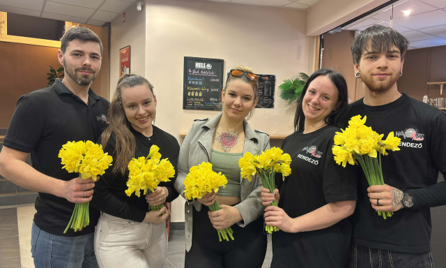 N&aacute;rcisszal k&ouml;sz&ouml;nt&ouml;tt&eacute;k a h&ouml;lgyeket a kaposv&aacute;ri K-K&ouml;zpontban nőnap alkalm&aacute;b&oacute;l