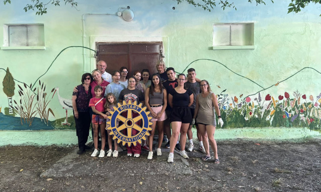 Sz&iacute;nes falak a Pajta Iskol&aacute;ban &ndash; A Rotary Klub &eacute;s az Interact di&aacute;kjai k&ouml;z&ouml;sen sz&eacute;p&iacute;tett&eacute;k meg az int&eacute;zm&eacute;nyt