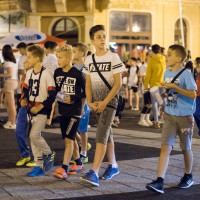 Elkergette az eső a fiatalokat a Kossuth térről - GALÉRIA