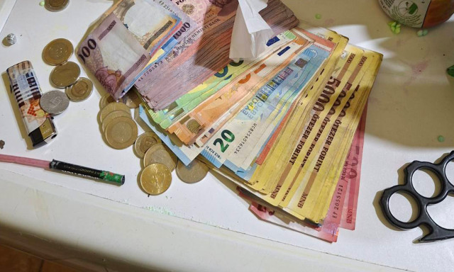 Krist&aacute;ly-d&iacute;ler h&aacute;l&oacute;zatot sz&aacute;moltak fel a somogyi rendőr&ouml;k- VIDE&Oacute;