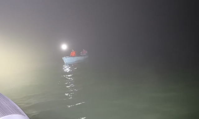 Erős k&ouml;dben elt&eacute;vedt horg&aacute;szokat mentettek ki a Balatonb&oacute;l - VIDE&Oacute;