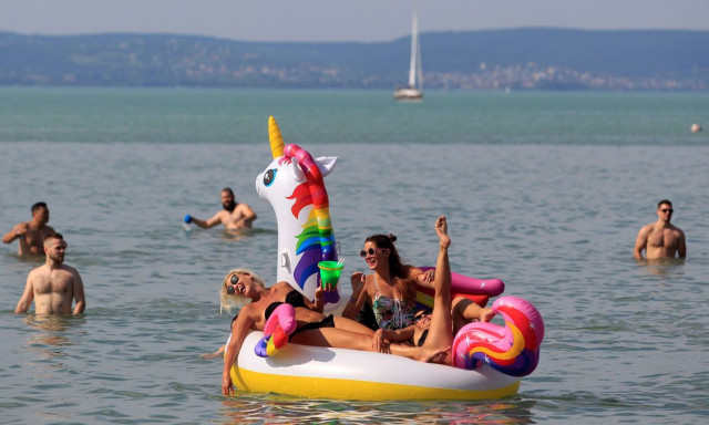 Naptej elő, pulcsi vissza - Strandpapucsos h&eacute;tv&eacute;g&eacute;re k&eacute;sz&uuml;lhet&uuml;nk