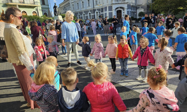 300 gyerkőc t&aacute;ncolt szerd&aacute;n a Kossuth t&eacute;ren