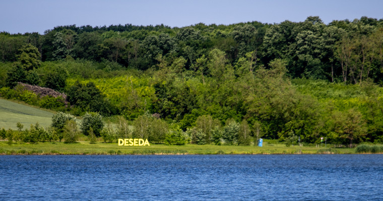 Homokos strandot kap a Deseda