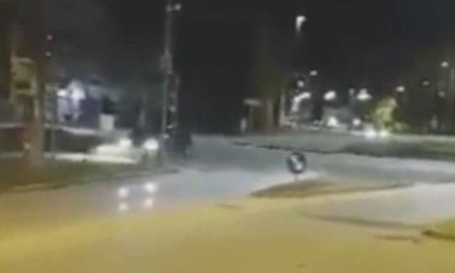 K&ouml;z&ouml;ns&eacute;g előtt hajtott oszlopnak a k&ouml;rforgalomban driftelni pr&oacute;b&aacute;l&oacute; sofőr