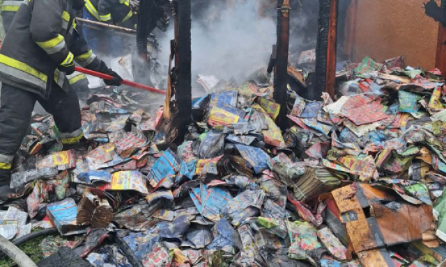 L&aacute;ngra lobbant egy &eacute;p&uuml;let Fony&oacute;don