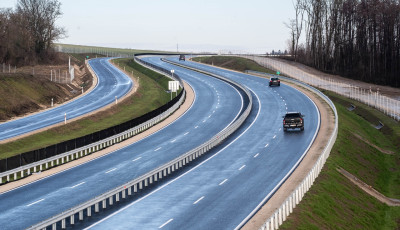 Szalagkorl&aacute;tnak &uuml;tk&ouml;z&ouml;tt egy aut&oacute; a 67-esen, Mernye &eacute;s Somogybabod k&ouml;z&ouml;tt