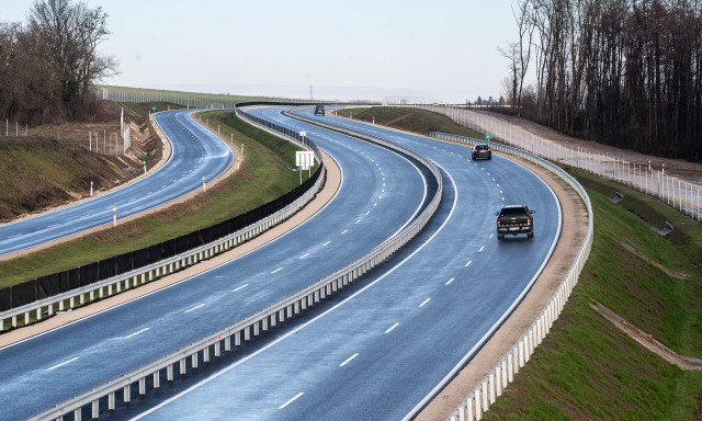 Szalagkorl&aacute;tnak &uuml;tk&ouml;z&ouml;tt egy aut&oacute; a 67-esen, Mernye &eacute;s Somogybabod k&ouml;z&ouml;tt