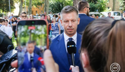 Magyar P&eacute;ter Nagykanizs&aacute;n vett r&eacute;szt egy tan&eacute;vnyit&oacute;n - Azt k&eacute;rte a di&aacute;kokt&oacute;l, hogy olvassanak &eacute;s ne n&eacute;zzenek f&eacute;lre, ha egy t&aacute;rsukat b&aacute;ntj&aacute;k