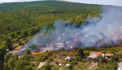 T&uuml;zet szabad&iacute;tott a k&ouml;rny&eacute;kre - 3 &eacute;p&uuml;let teljesen le&eacute;gett, t&ouml;bb mint &ouml;tvenmilli&oacute; forint k&aacute;r keletkezett - VIDE&Oacute;