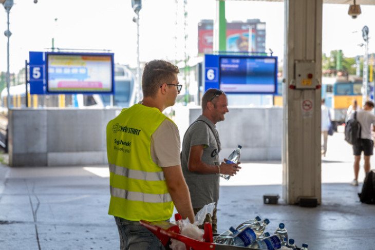 Újra vizet osztanak a vasúti és autóbusz-állomásokon