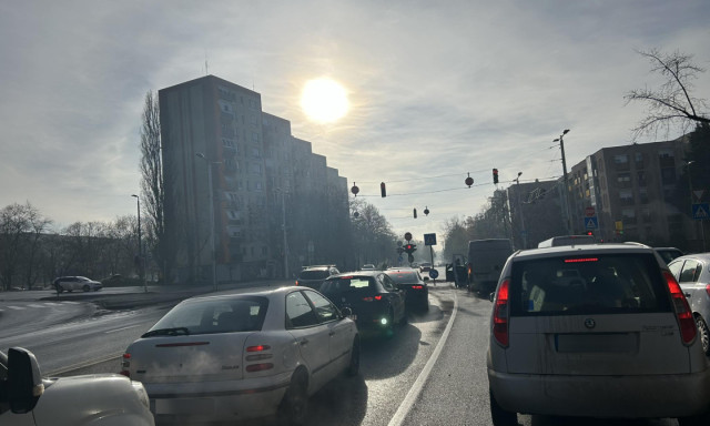 K&eacute;t aut&oacute; csattant a F&uuml;redi utcai csom&oacute;pontban