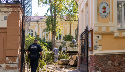 Fogvatartottak v&eacute;geztek tereprendez&eacute;st a Kaposv&aacute;ri Liszt Ferenc Zeneiskola udvar&aacute;n