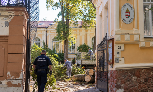Fogvatartottak v&eacute;geztek tereprendez&eacute;st a Kaposv&aacute;ri Liszt Ferenc Zeneiskola udvar&aacute;n