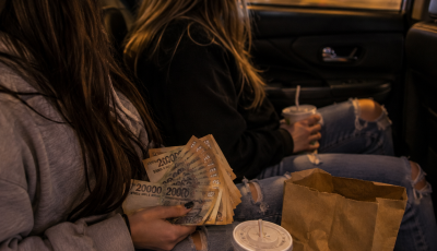 Lopott p&eacute;nzből taxizt&aacute;k k&ouml;rbe Somogyot a tini l&aacute;nyok
