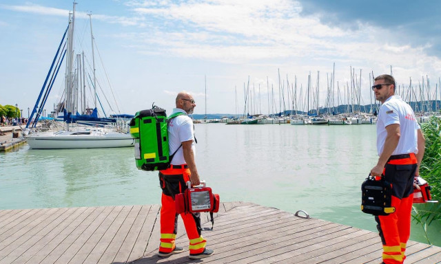 A sek&eacute;ly Balatonba ugrott fejest egy f&eacute;rfi, mentőhelikopterrel sz&aacute;ll&iacute;tott&aacute;k k&oacute;rh&aacute;zba