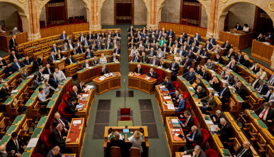 H&aacute;romhavi &bdquo;b&uacute;cs&uacute;p&eacute;nzt&rdquo; kapnak a lek&ouml;sz&ouml;nő orsz&aacute;ggyűl&eacute;si k&eacute;pviselők