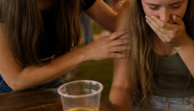 Nem tapsikoltak &ouml;r&ouml;m&uuml;kben a sz&uuml;lők, hogy 13 &eacute;ves l&aacute;nyuk bulizott &eacute;s ivott, a nevelőapa durv&aacute;n megtorolta a cs&iacute;nytev&eacute;st
