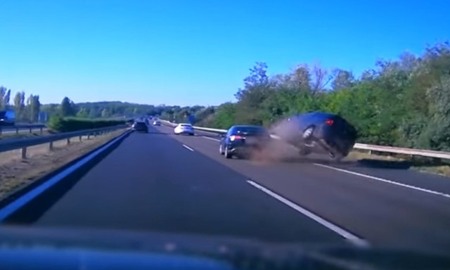 &Oacute;ri&aacute;sit borult a balesetet okoz&oacute; aut&oacute; az M7-esen szombaton - VIDE&Oacute;