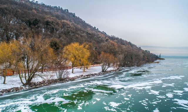 Az idei t&eacute;l leghidegebb &eacute;jszak&aacute;ja van m&ouml;g&ouml;tt&uuml;nk, mutatjuk a jegesedő Balatont