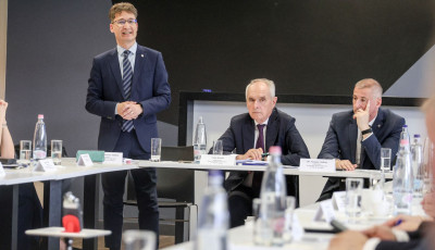 H&uacute;sz &eacute;v ut&aacute;n t&aacute;vozik Szita K&aacute;roly a Megyei Jog&uacute; V&aacute;rosok Sz&ouml;vets&eacute;g&eacute;nek &eacute;l&eacute;ről