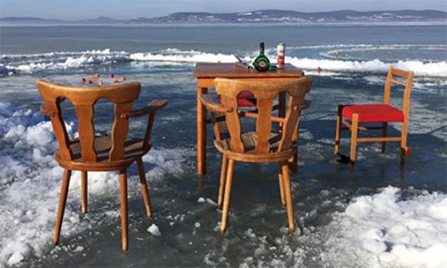 Balatonlell&eacute;n tudj&aacute;k hogy kell &aacute;tv&eacute;szelni a telet: Unicum-s&ouml;rrel!