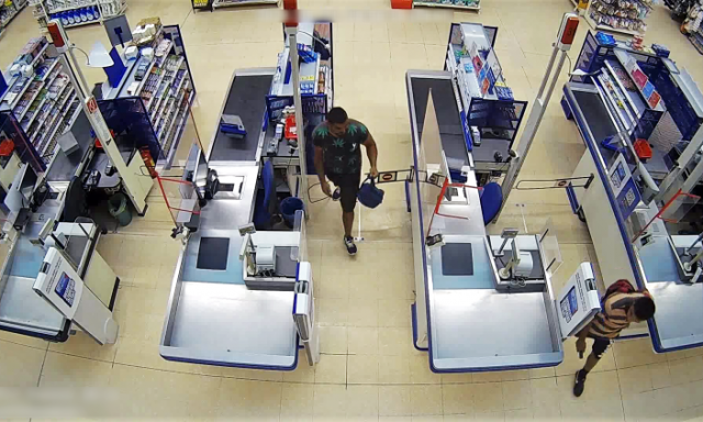 Ruh&aacute;t lopott k&eacute;t sr&aacute;c a Tescob&oacute;l, keresi őket a rendőrs&eacute;g