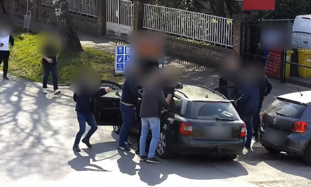 Vide&oacute;n az elfog&aacute;s: &aacute;lrendőr bukott le Somogyban, egy idős embert akart leh&uacute;zni 30 milli&oacute;val