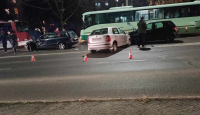 &Ouml;t szem&eacute;lyaut&oacute; &eacute;s k&eacute;t busz is r&eacute;szese volt a kedd d&eacute;lut&aacute;ni kaposv&aacute;ri t&ouml;megkarambolnak