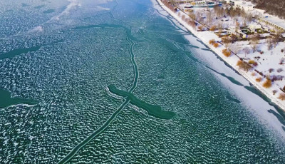 Balaton a Balatonban: d&ouml;bbenetes j&eacute;galakzatot kaptak lencsev&eacute;gre dr&oacute;nnal