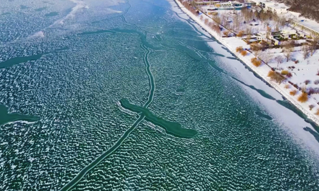 Balaton a Balatonban: d&ouml;bbenetes j&eacute;galakzatot kaptak lencsev&eacute;gre dr&oacute;nnal