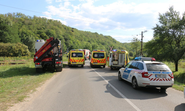 Vonat &uuml;tk&ouml;z&ouml;tt aut&oacute;val Kaposv&aacute;r mellett - &Ouml;t s&eacute;r&uuml;lt, egy halott