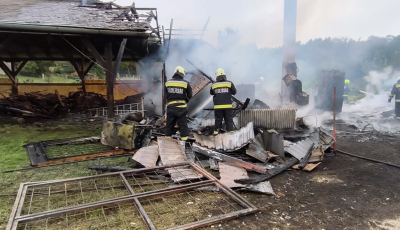 Porig &eacute;gett egy t&aacute;rol&oacute; Osztop&aacute;non, n&eacute;gy g&aacute;zpalackot m&eacute;g időben kihoztak a tűzolt&oacute;k - VIDE&Oacute;